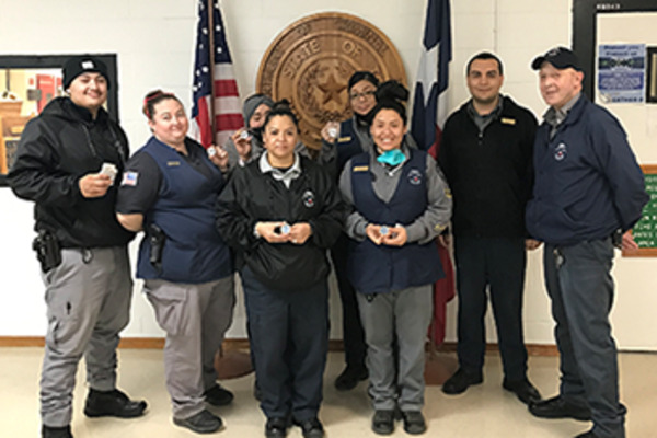 Oficiales penitenciarios de la Unidad Mechler honrados con monedas de desafío