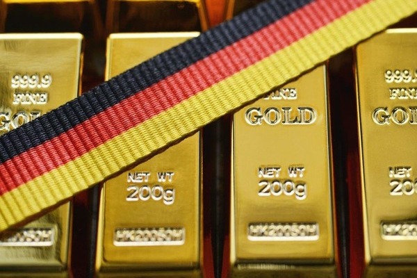 German flag ribbon over gold bars, 200g fine gold