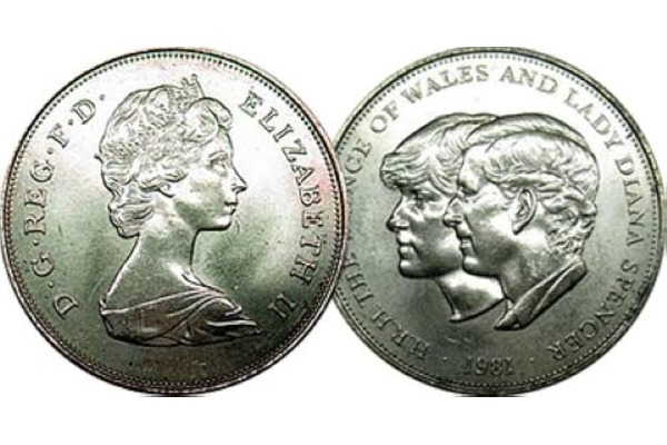 1981 Великобритания Чарльз и Диана Свадебная памятная монета, показывающая портреты королевы и пары