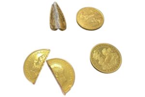 عملات ذهبية مزورة